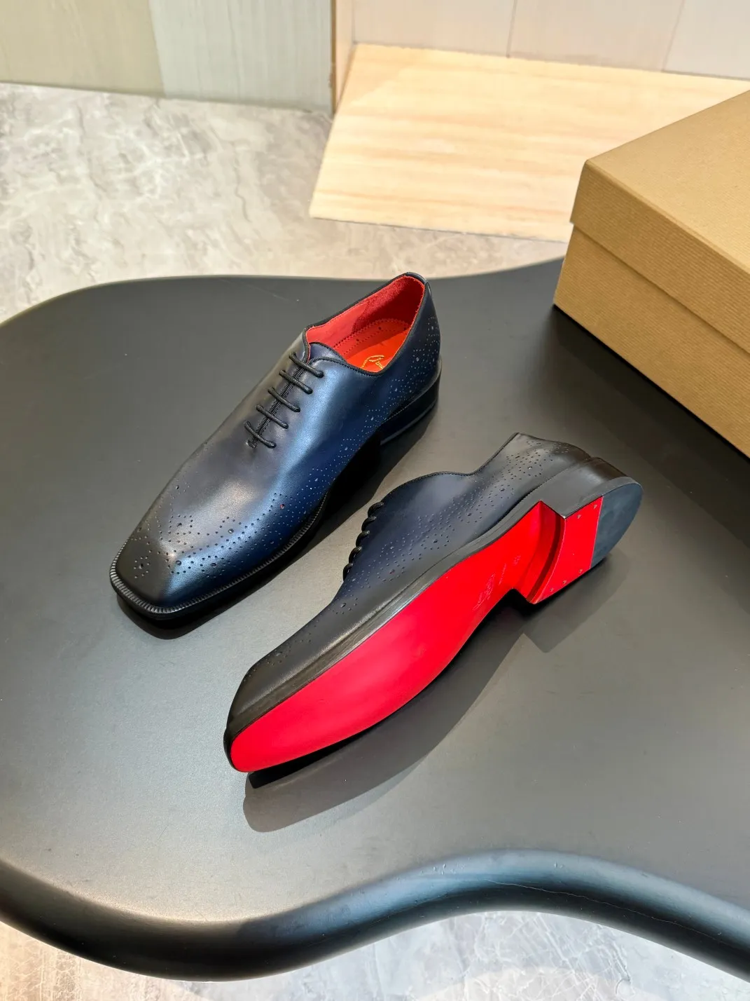 [CL red-soled shoes] Top P: 1020💰 Size 39-44 (⚠️38.45.46 custom-made, non-refundable and non-exchangeable) 🆑High-end men’s business formal leather shoes, original and genuine top-quality goods ••✅💯 Top-quality original order purchasing agent! Original imported patterned cowhide ➕Imported cowhide lining ➕Cowhide feet ➕Original leather outsole~🉑️Feel free to compare the authentic ones!